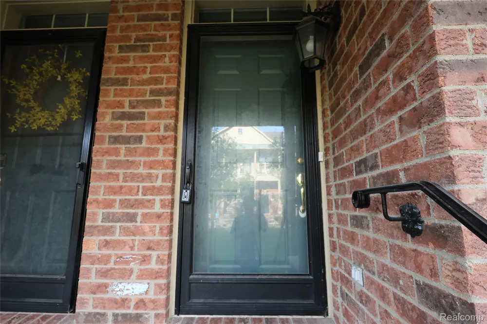 129 E BAY DRIVE Walled Lake City, MI 48390
