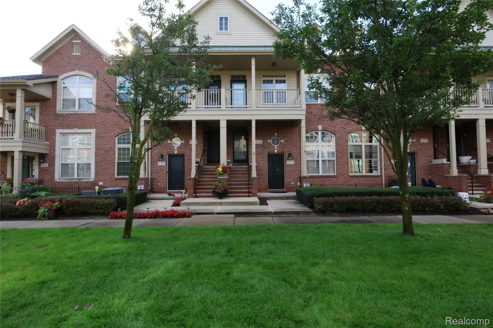 129 E BAY DRIVE Walled Lake City, MI 48390