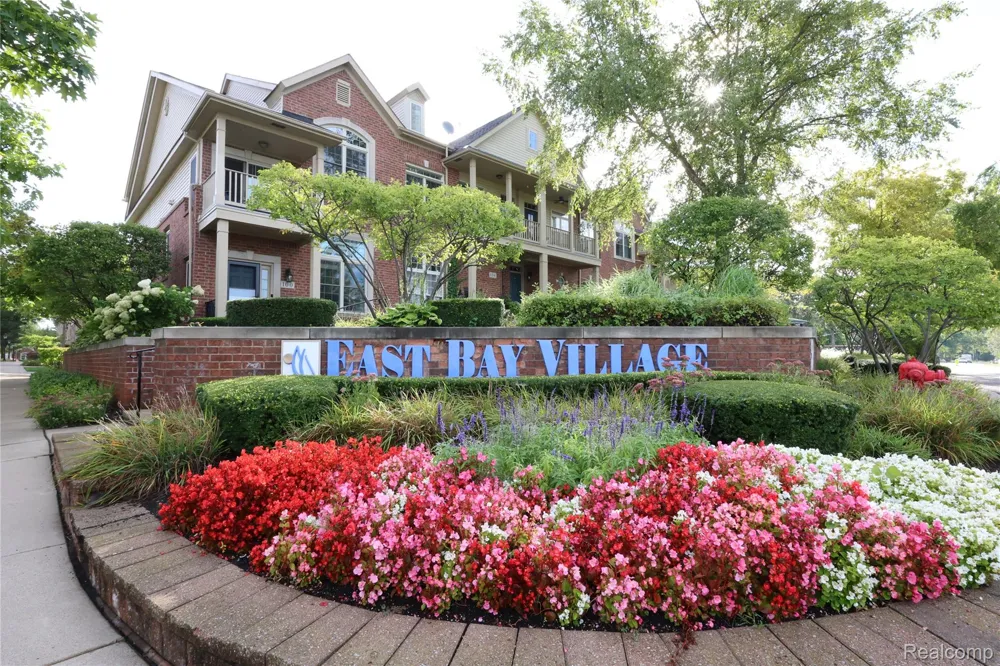 129 E BAY DRIVE Walled Lake City, MI 48390