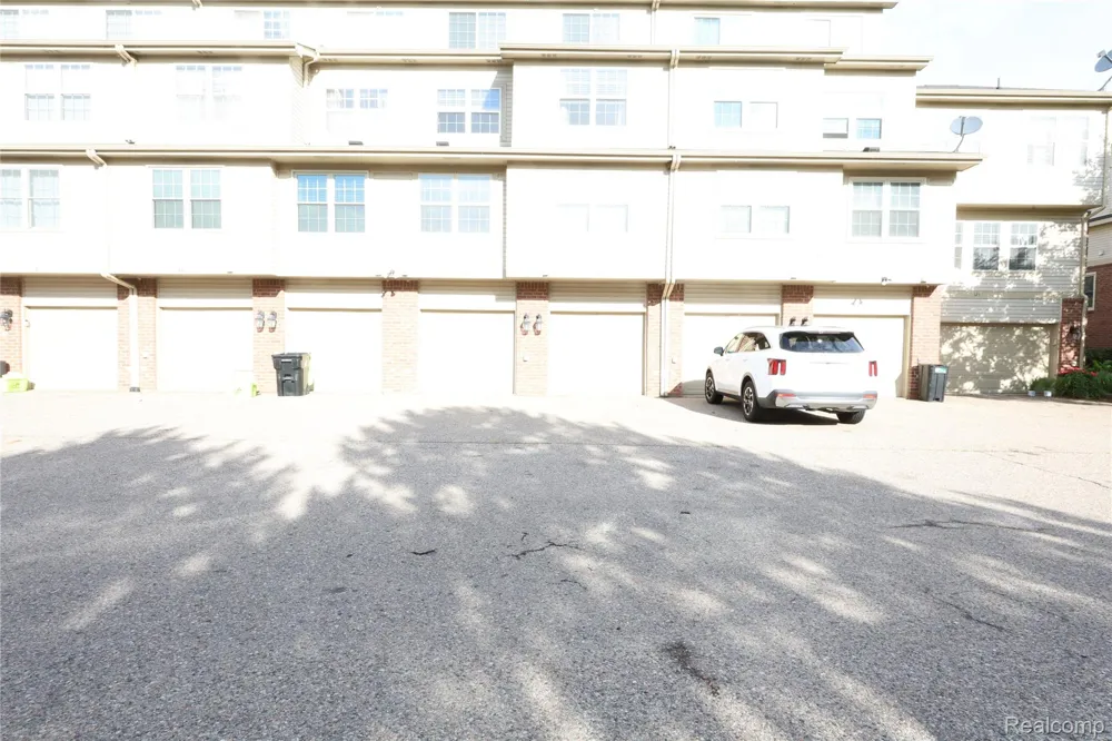 129 E BAY DRIVE Walled Lake City, MI 48390