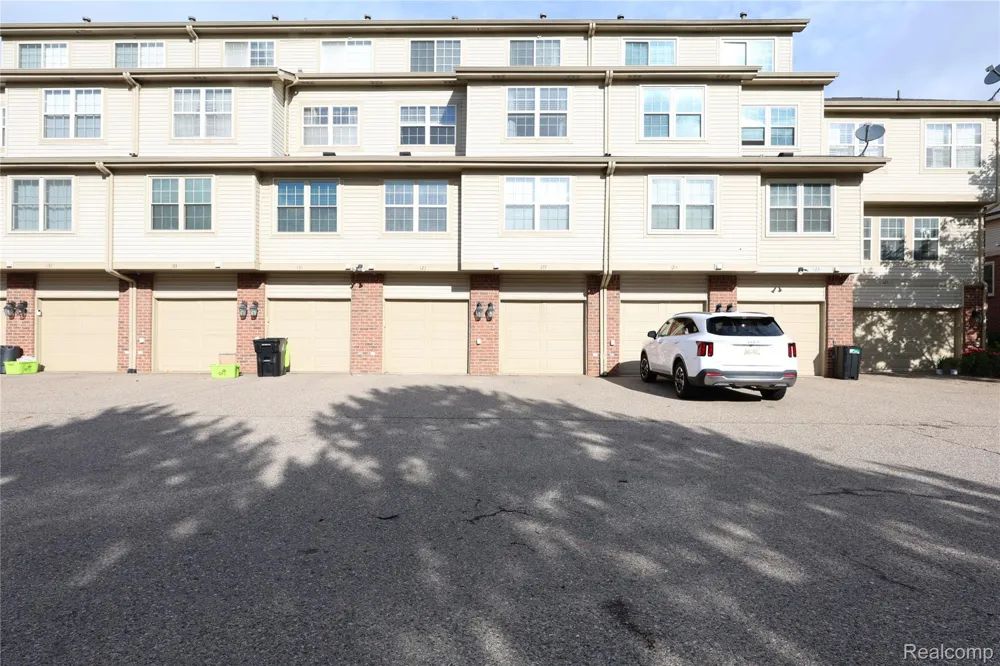129 E BAY DRIVE Walled Lake City, MI 48390