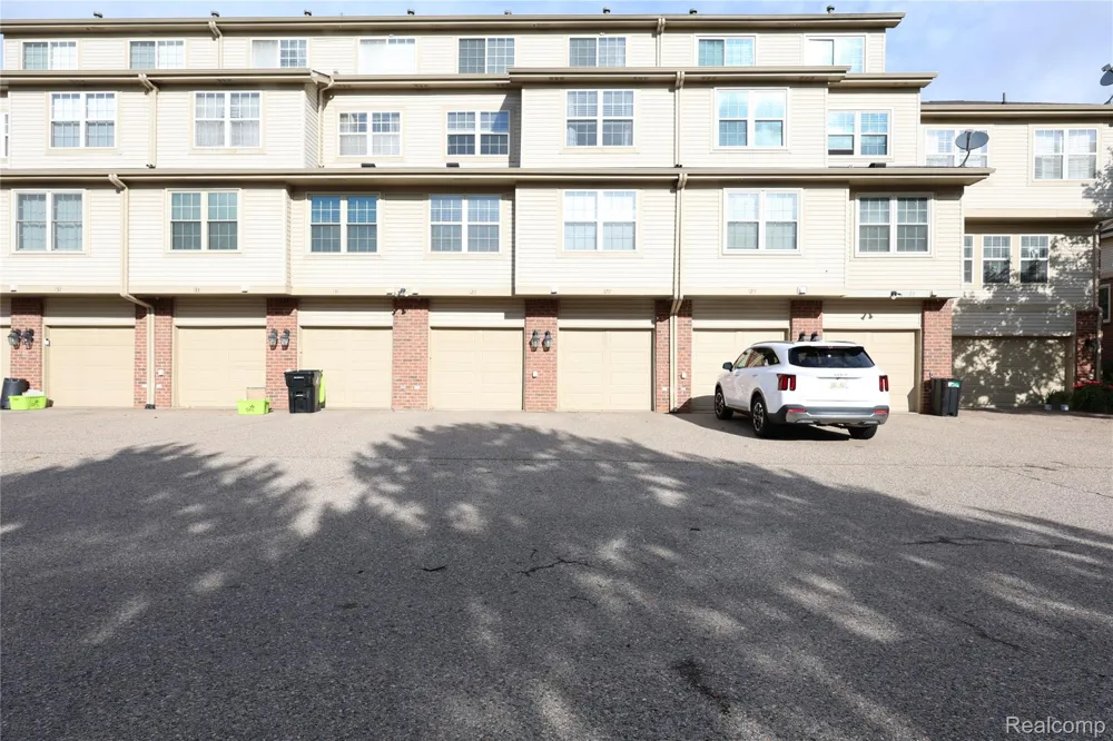 129 E BAY DRIVE Walled Lake City, MI 48390