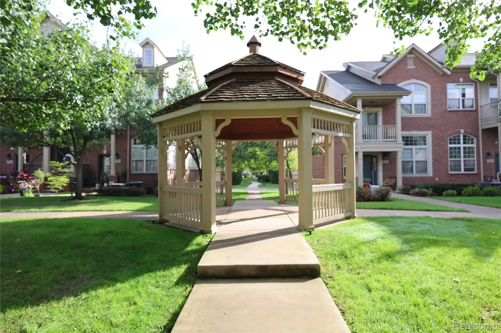 129 E BAY DRIVE Walled Lake City, MI 48390