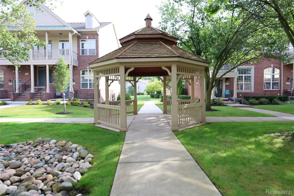 129 E BAY DRIVE Walled Lake City, MI 48390
