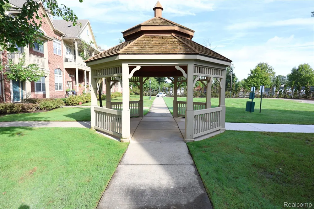 129 E BAY DRIVE Walled Lake City, MI 48390