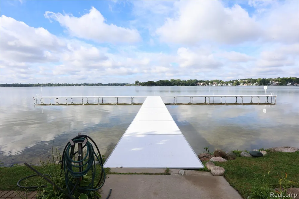 129 E BAY DRIVE Walled Lake City, MI 48390