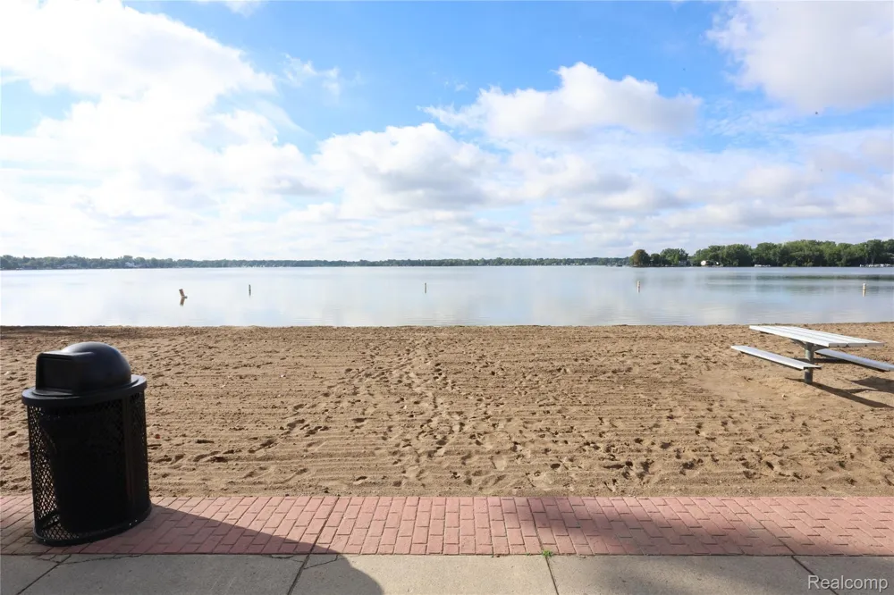 129 E BAY DRIVE Walled Lake City, MI 48390