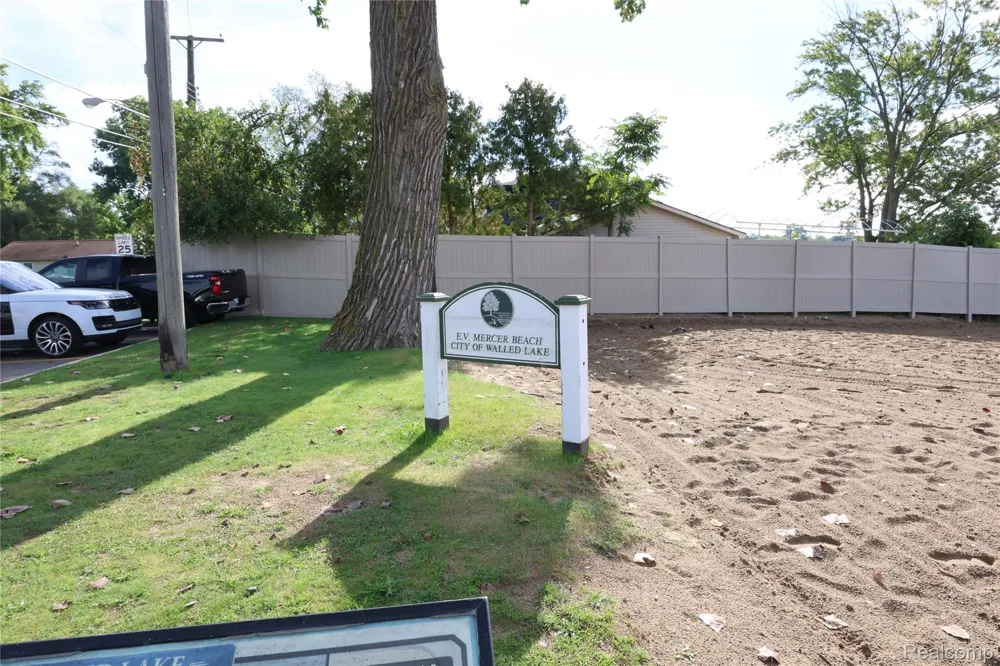 129 E BAY DRIVE Walled Lake City, MI 48390