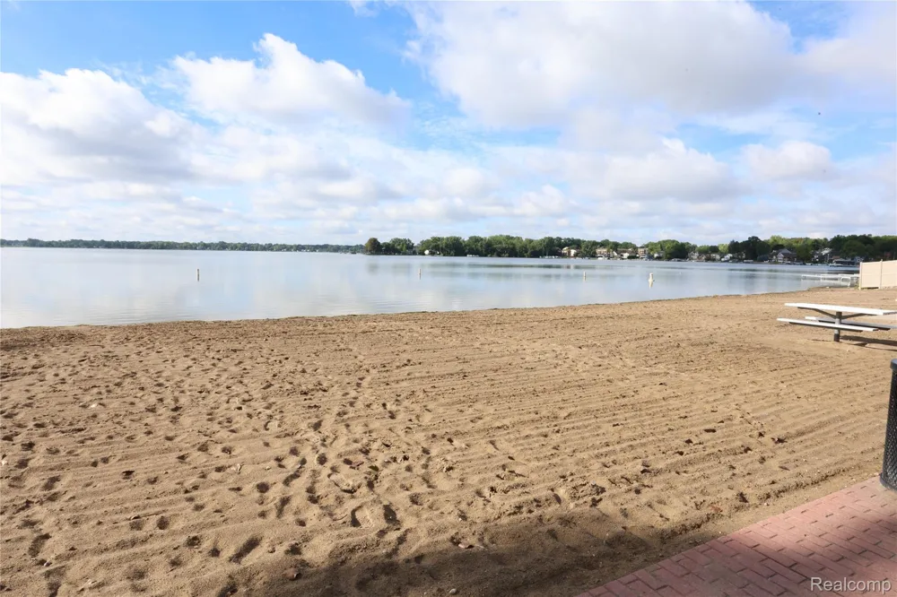 129 E BAY DRIVE Walled Lake City, MI 48390