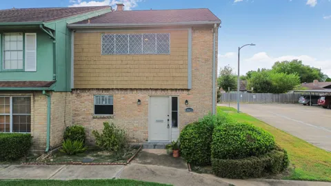 1021 Willow Oaks Circle