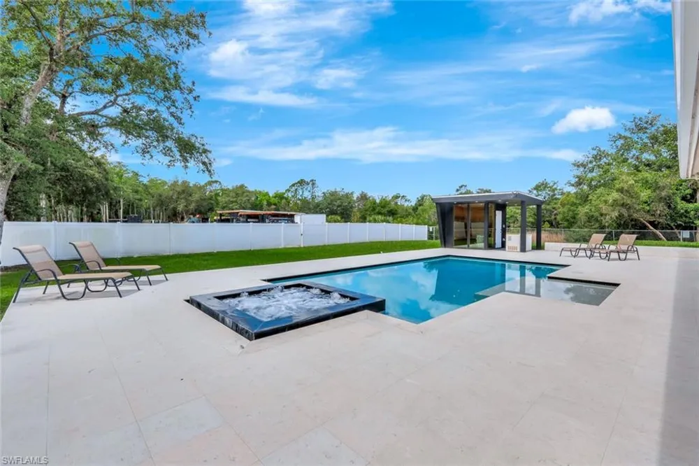 140 37th Avenue NW Naples, FL 34120