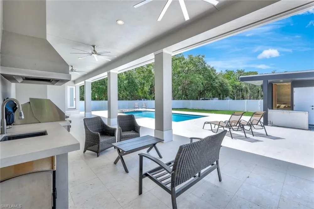 140 37th Avenue NW Naples, FL 34120