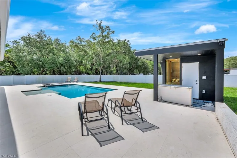 140 37th Avenue NW Naples, FL 34120
