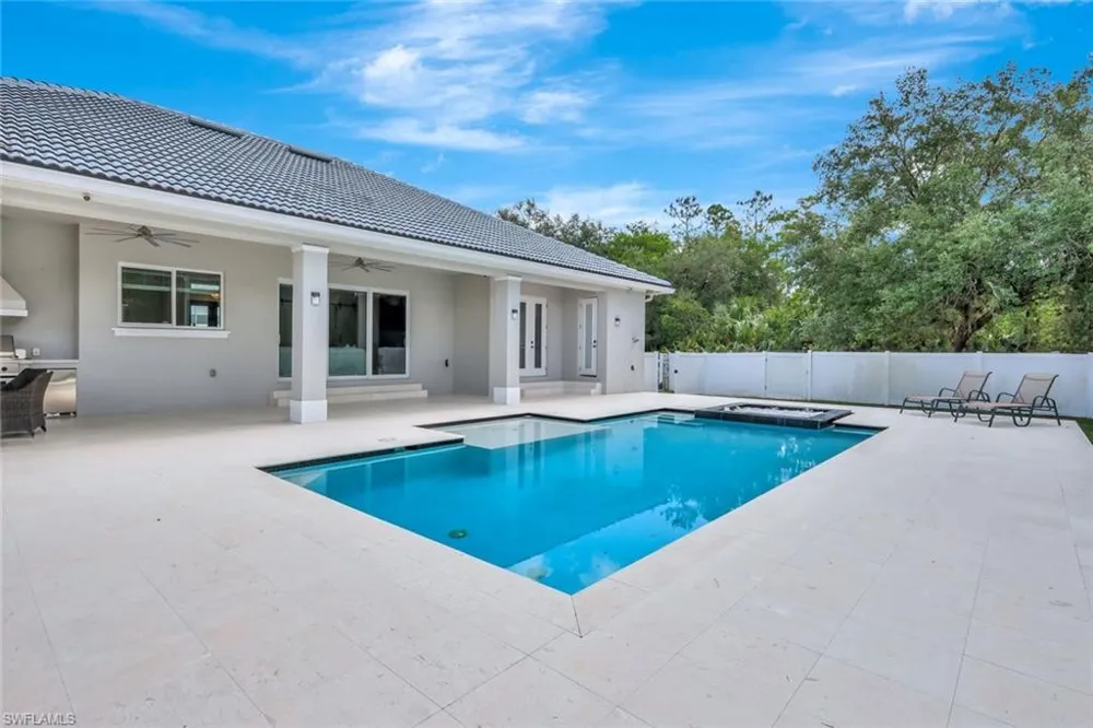 140 37th Avenue NW Naples, FL 34120