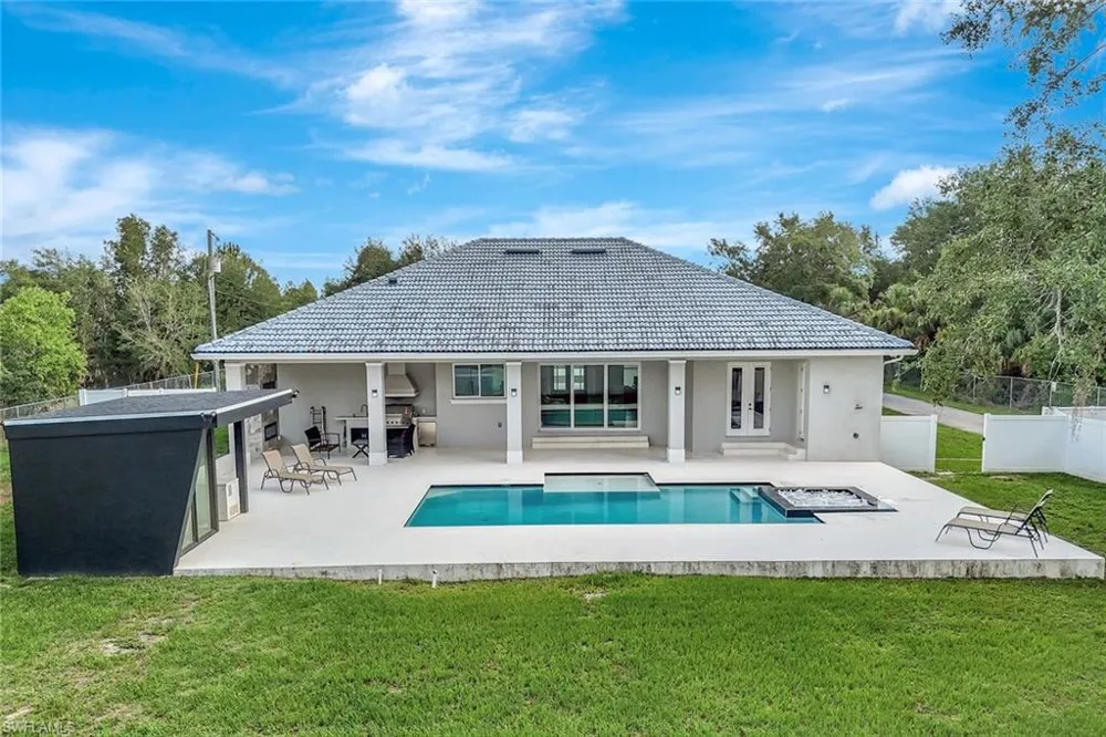 140 37th Avenue NW Naples, FL 34120