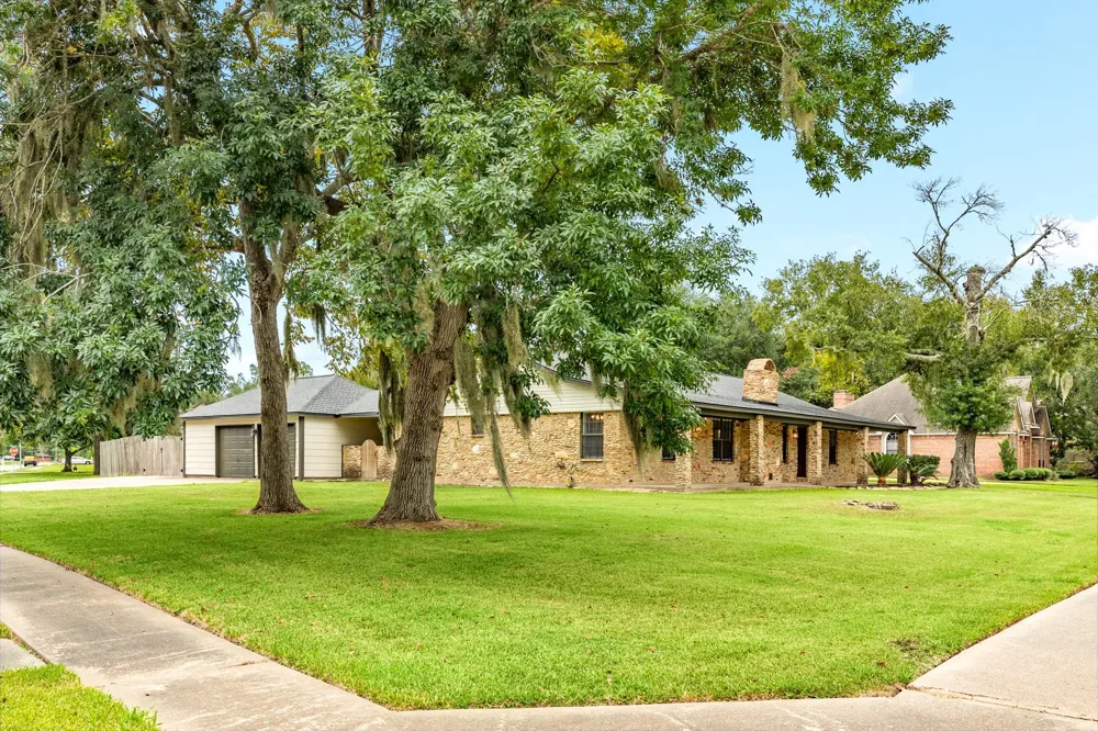 436 Huckleberry Drive Lake Jackson, TX 77566