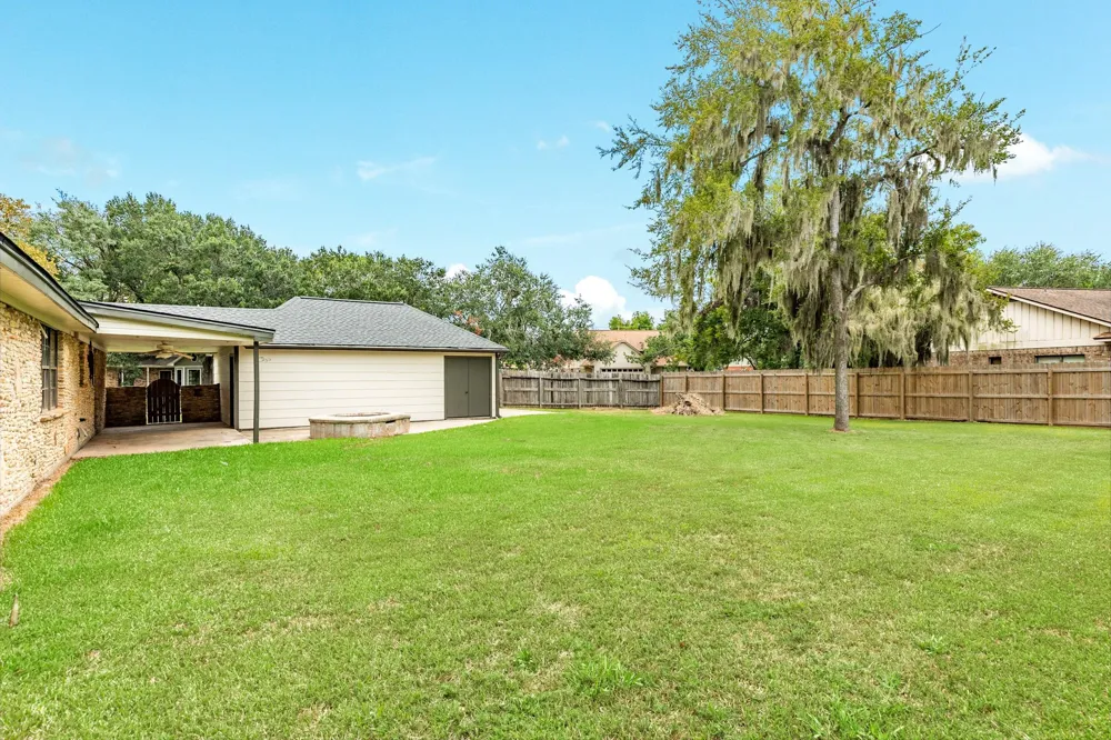 436 Huckleberry Drive Lake Jackson, TX 77566