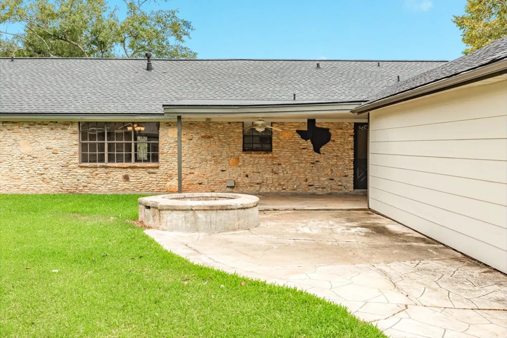 436 Huckleberry Drive Lake Jackson, TX 77566