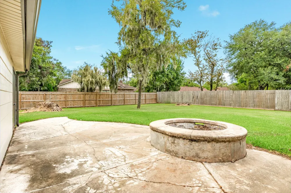 436 Huckleberry Drive Lake Jackson, TX 77566