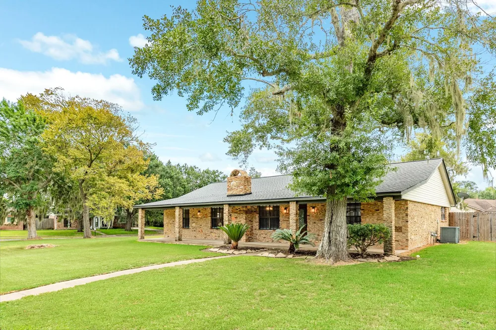 436 Huckleberry Drive Lake Jackson, TX 77566