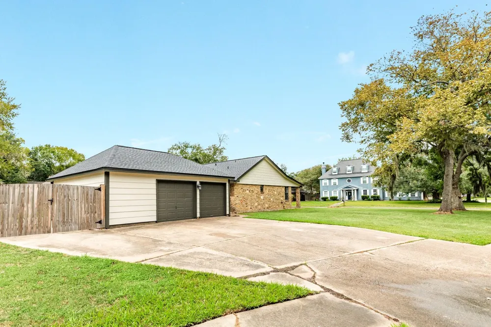 436 Huckleberry Drive Lake Jackson, TX 77566