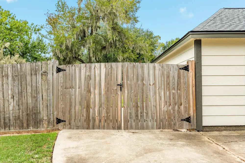 436 Huckleberry Drive Lake Jackson, TX 77566