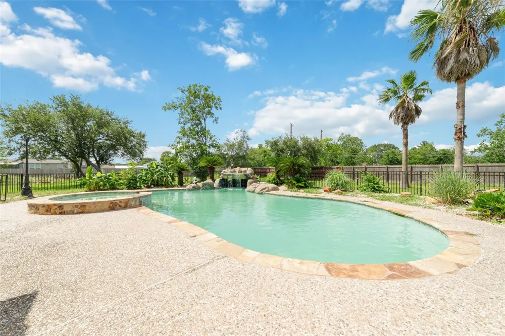 1513 County Road 149 Alvin, TX 77511