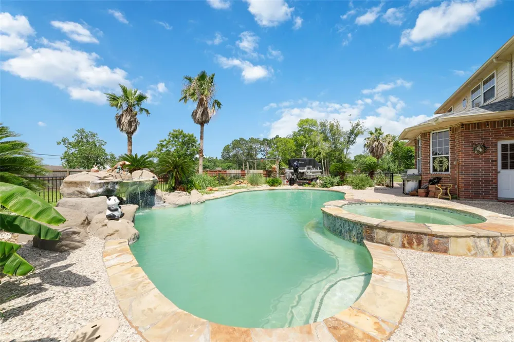 1513 County Road 149 Alvin, TX 77511