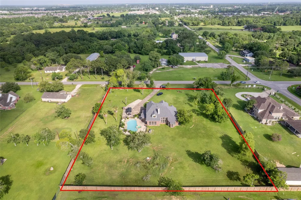 1513 County Road 149 Alvin, TX 77511