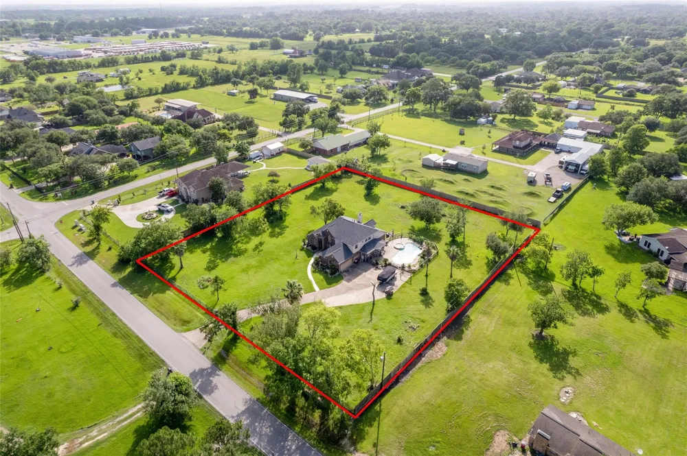 1513 County Road 149 Alvin, TX 77511