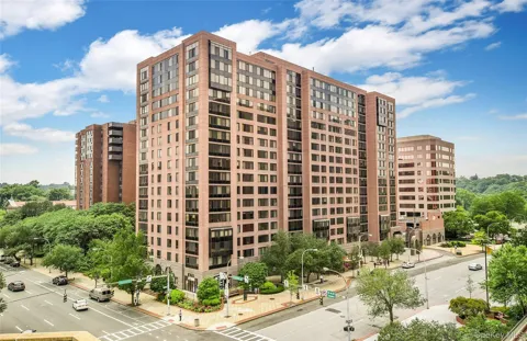 4 Martine Avenue #221