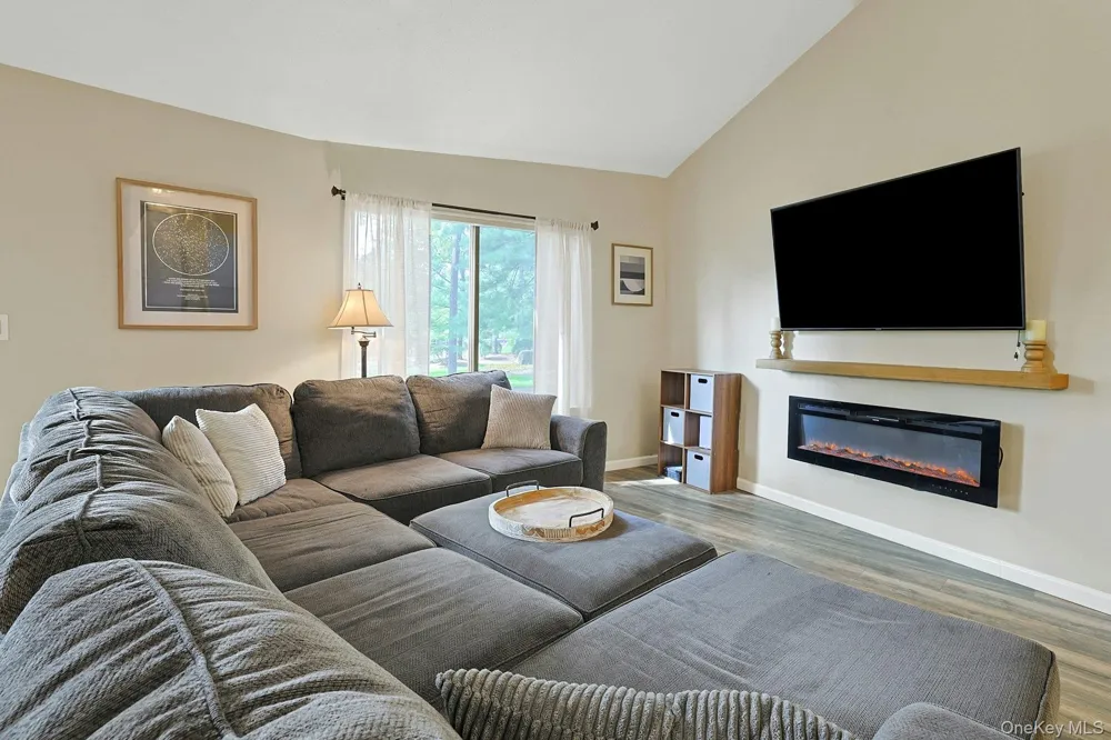 195 Treetop Circle Nanuet, NY 10954