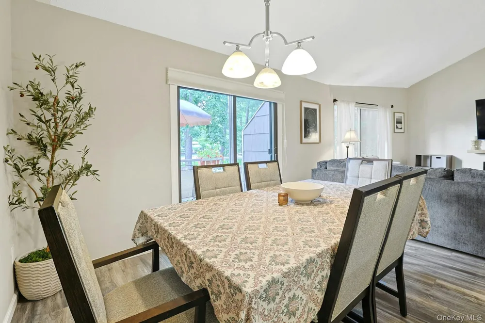 195 Treetop Circle Nanuet, NY 10954