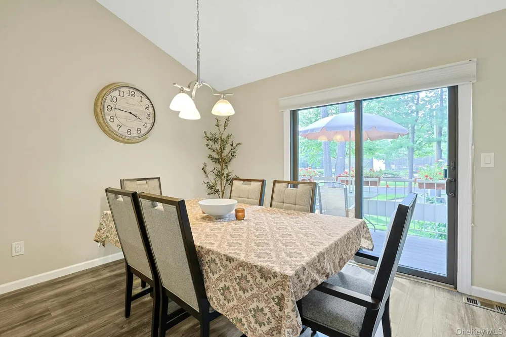 195 Treetop Circle Nanuet, NY 10954