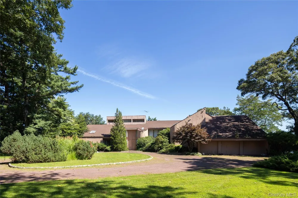7 Lighthouse Point Lloyd Harbor, NY 11743