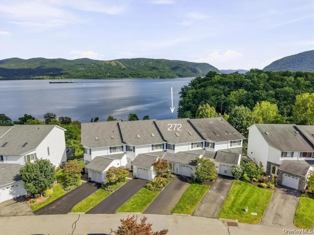 272 Tamerisk Lane New Windsor, NY 12553