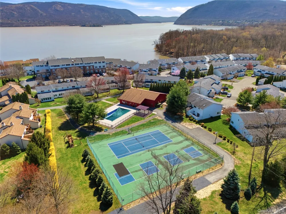 272 Tamerisk Lane New Windsor, NY 12553