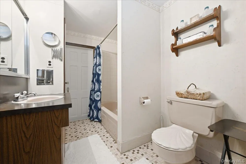 15 May Court Rockville Centre, NY 11570