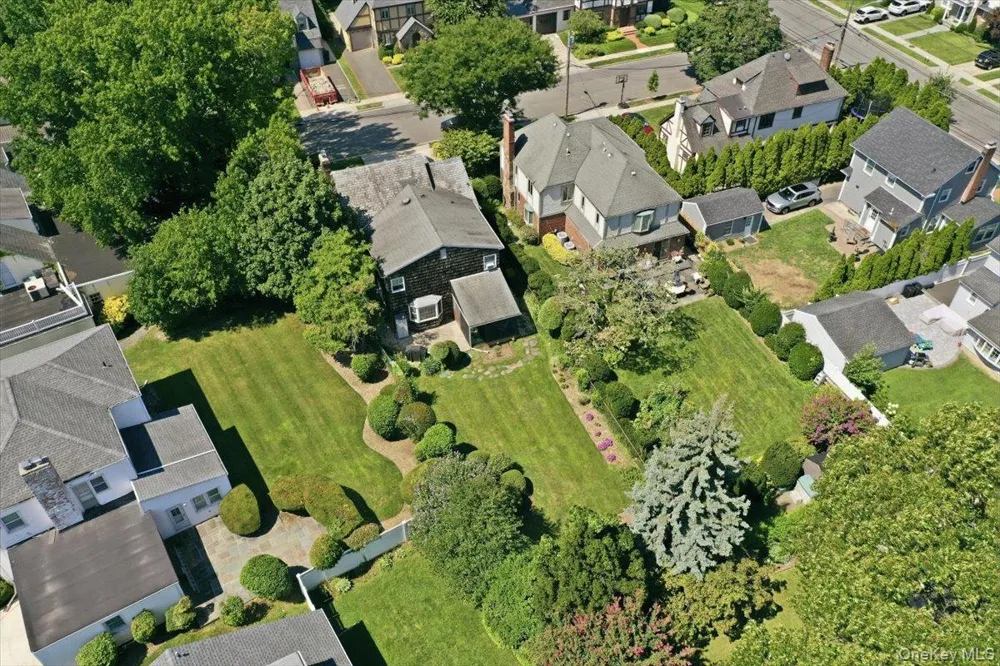 15 May Court Rockville Centre, NY 11570