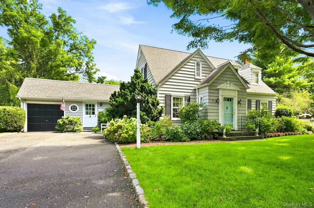 18 Matinecock Lane Locust Valley, NY 11560