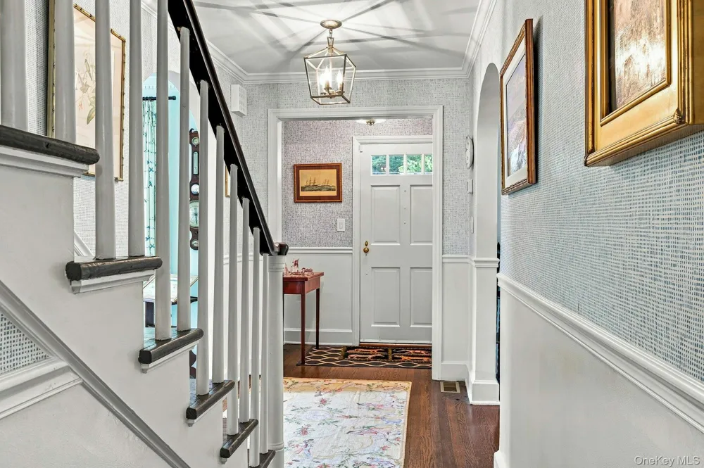 18 Matinecock Lane Locust Valley, NY 11560