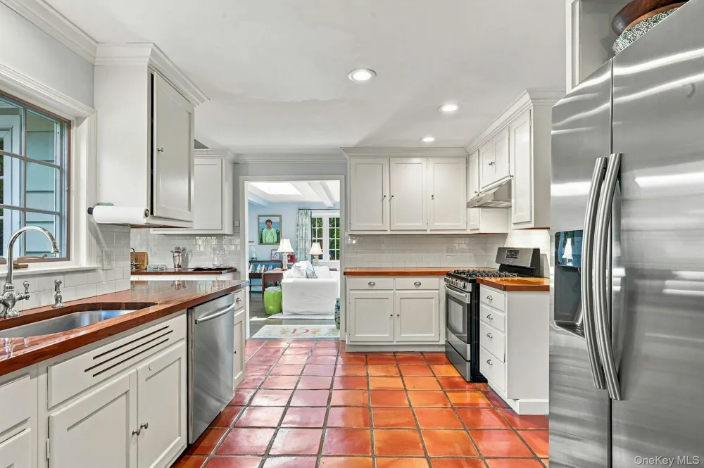 18 Matinecock Lane Locust Valley, NY 11560