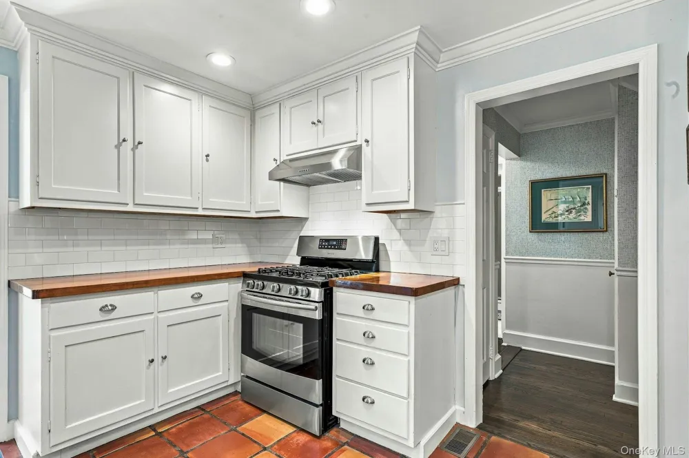 18 Matinecock Lane Locust Valley, NY 11560