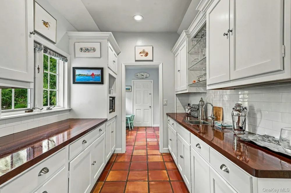 18 Matinecock Lane Locust Valley, NY 11560