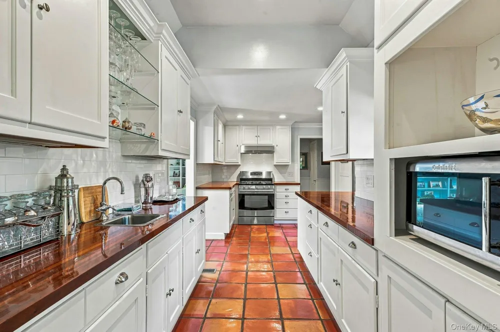 18 Matinecock Lane Locust Valley, NY 11560