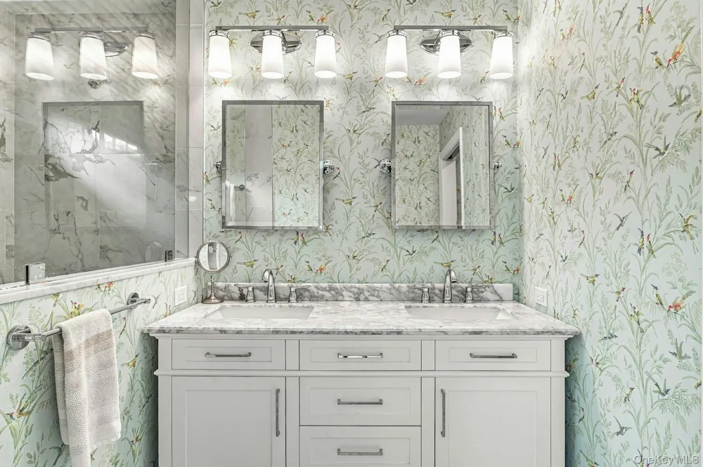 18 Matinecock Lane Locust Valley, NY 11560