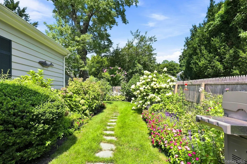 18 Matinecock Lane Locust Valley, NY 11560