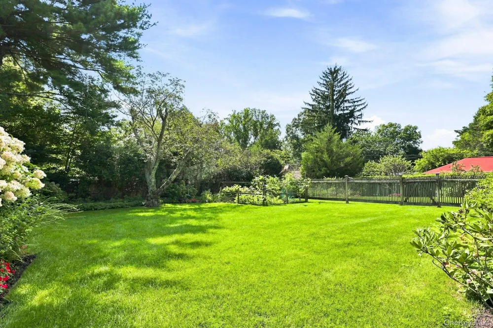 18 Matinecock Lane Locust Valley, NY 11560