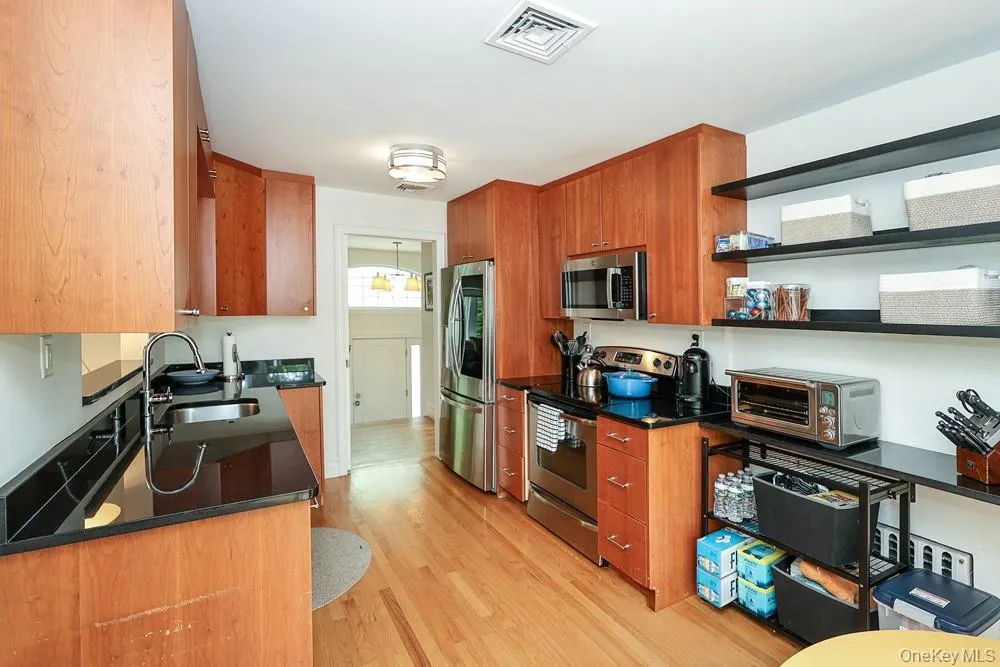 29 Puritan Lane Farmingdale, NY 11735