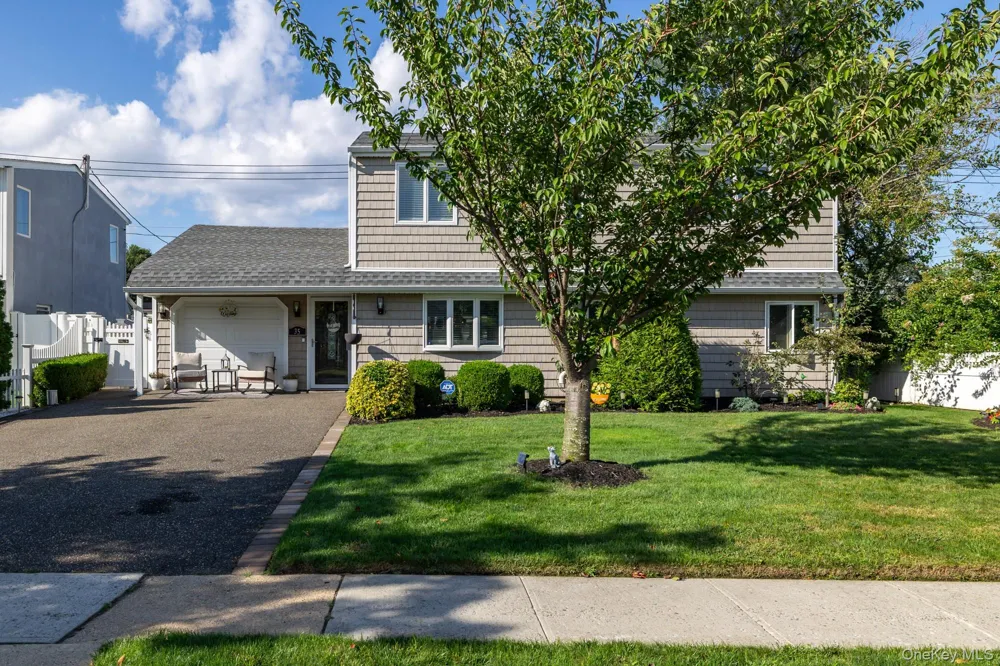 35 Magpie Lane Levittown, NY 11756